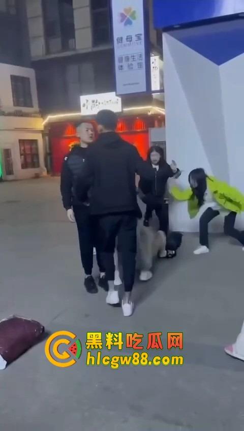 哈尔滨精神小伙大战精神小妹,化最丑的妆打最狠的架,地上全是血,社会摇直接进化成血战街头!-5