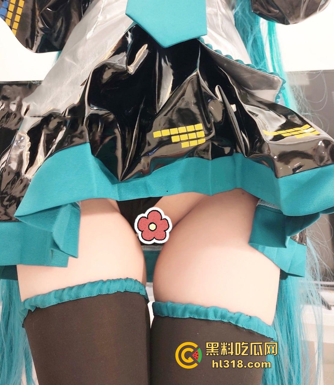 不用脱，要的就是初音未来！极品cosr私房约拍，拍完就地正法淫乱魅魔，镜前无套后入，吐舌头翻白眼极其淫荡！-3