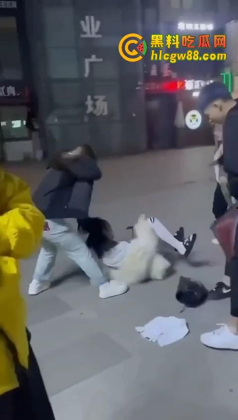 哈尔滨精神小伙大战精神小妹,化最丑的妆打最狠的架,地上全是血,社会摇直接进化成血战街头!-7