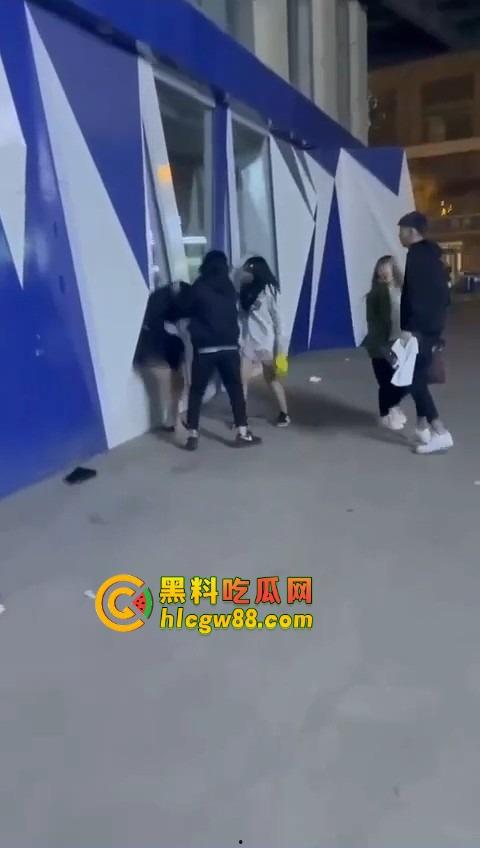 哈尔滨精神小伙大战精神小妹,化最丑的妆打最狠的架,地上全是血,社会摇直接进化成血战街头!-9