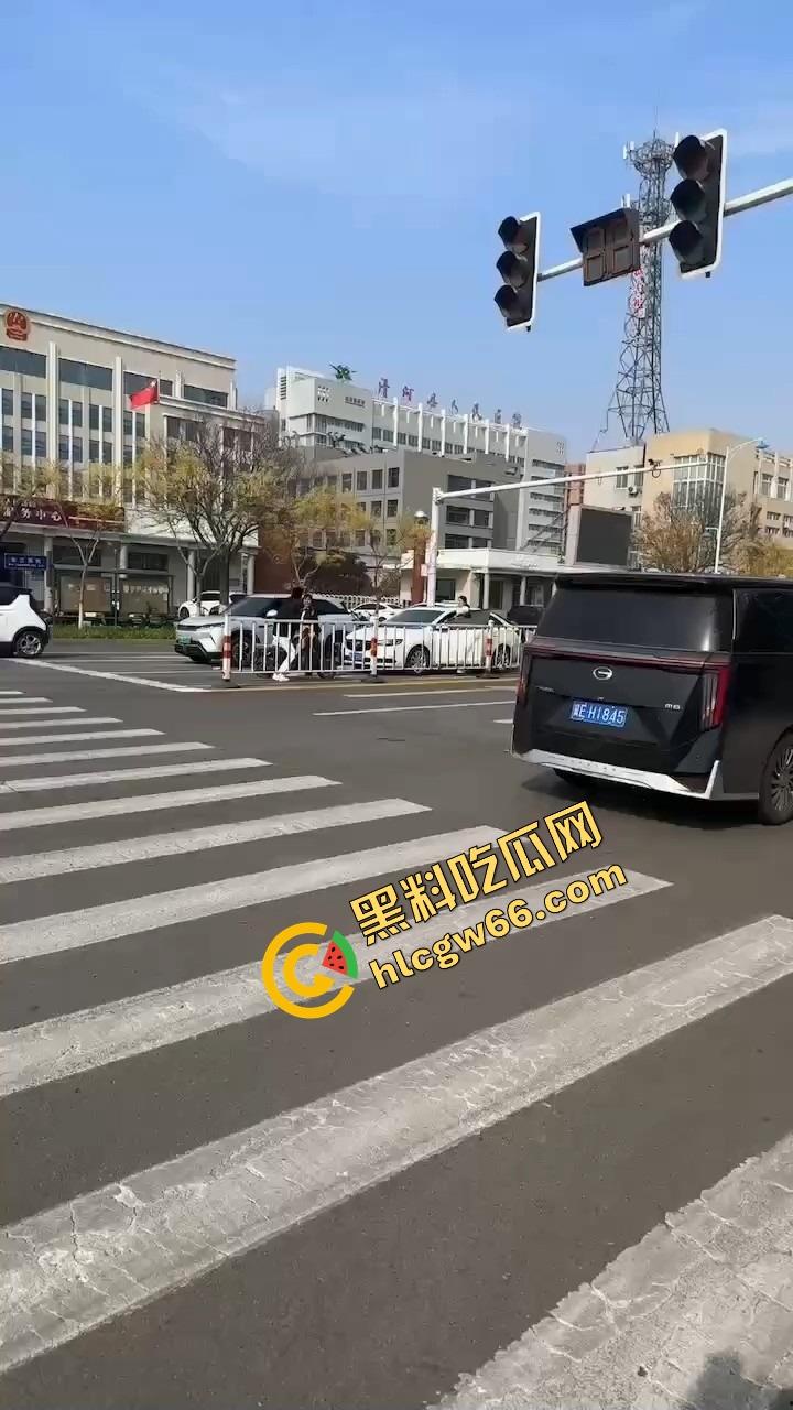 邢台市上演砸车大戏，原配将车辆逼停后砸烂车窗，小三躲在车里瑟瑟发抖不敢出来！-1