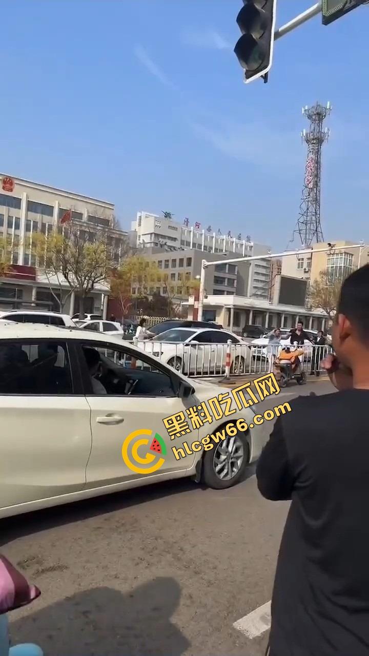 邢台市上演砸车大戏，原配将车辆逼停后砸烂车窗，小三躲在车里瑟瑟发抖不敢出来！-4