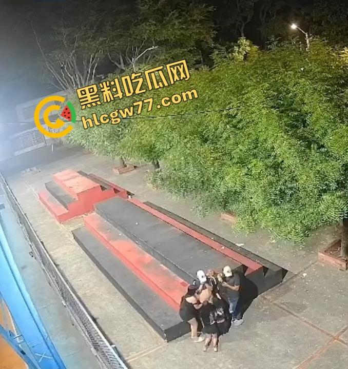 厦门公园老外深夜玩群P，三女被操到浪叫，站立口交野战内射，监控拍下简直野得离谱！-3