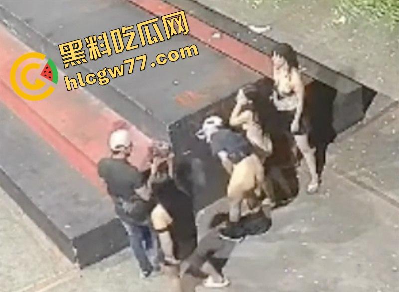 厦门公园老外深夜玩群P，三女被操到浪叫，站立口交野战内射，监控拍下简直野得离谱！-6