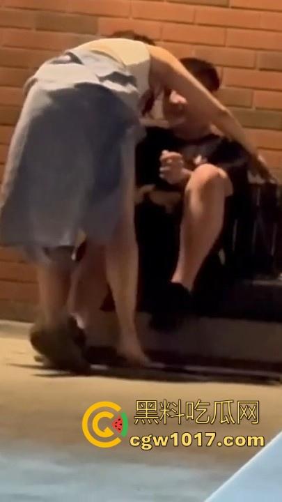 高颜值情侣深夜路边长椅做爱！女方毛巾遮挡跨坐骑乘，丝毫不在意他人眼光，面对偷拍继续摆动取精！-5