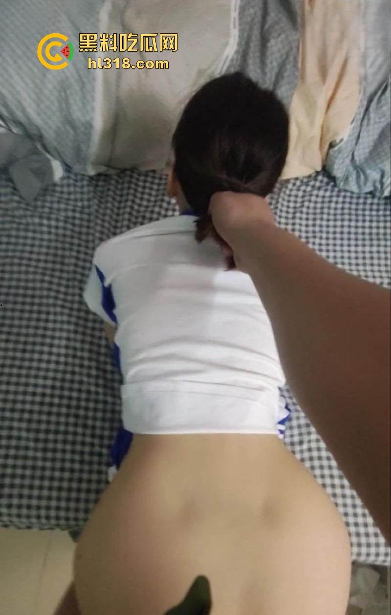 海角乱伦大神【我有个萝莉小表妹】最新力作！表妹深圳校服诱惑，被各种姿势花式打桩爆操，激情满满！-4