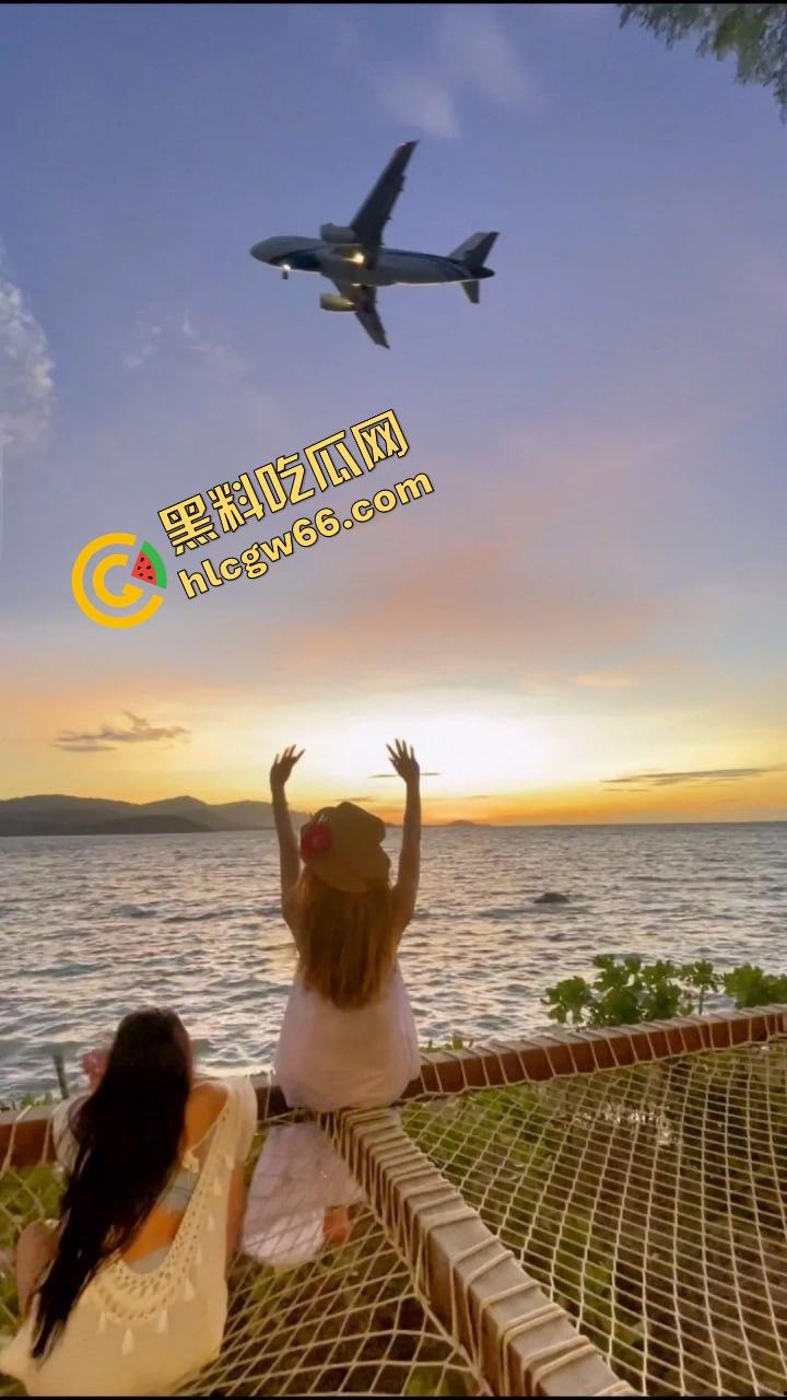 四川泸州双飞巅峰现场曝光，网红脸姐妹花主动献逼叠罗汉，一晚连干七次，猛男操疯成神！-2