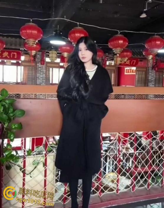 成都师范大学【陈曦涵 】，被体校男友在出租屋站起来狂蹬，开档渔网后入爆操，爽到高潮痉挛全身抽搐！-3