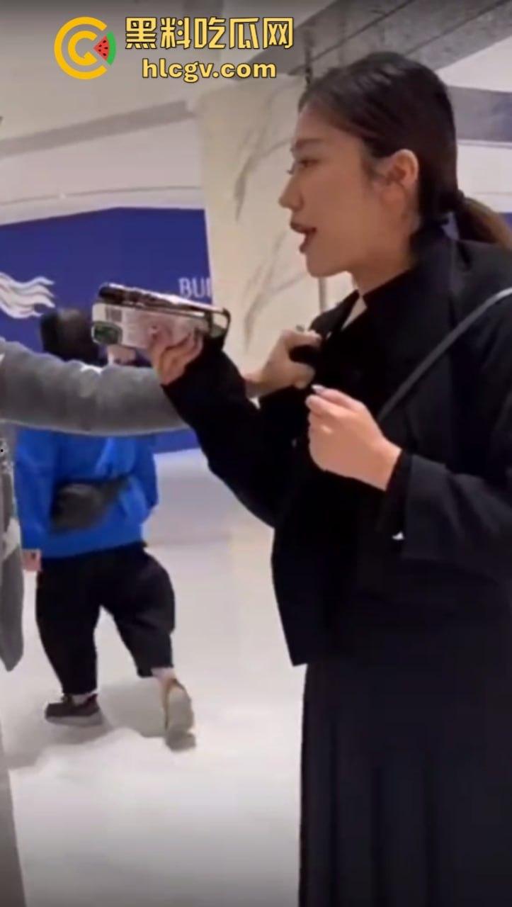 合肥银泰lv柜姐给男客户发裸照钓鱼  被抓现场还不忘叫“爸爸”-10