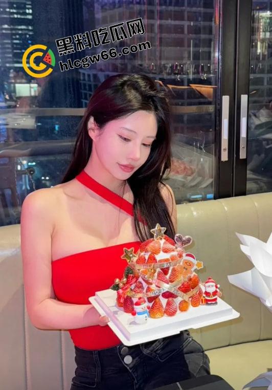 陕西【Barbara】高冷脸掩不住骚穴，主动骑乘深喉口爆金主，被爆操成淫叫母狗，粉丝都操过她！-9