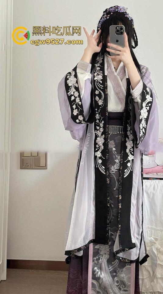 极品福利姬【仙仙桃】萝莉装新作流出，巨乳挺翘晃荡如蜜桃，白虎小穴道具自慰淫水狂喷，撸管福音！-4