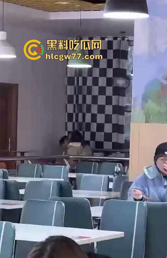 大学生真会玩！情侣在学校食堂沙发上做爱被偷拍 ，现场被人拍下疯传-4
