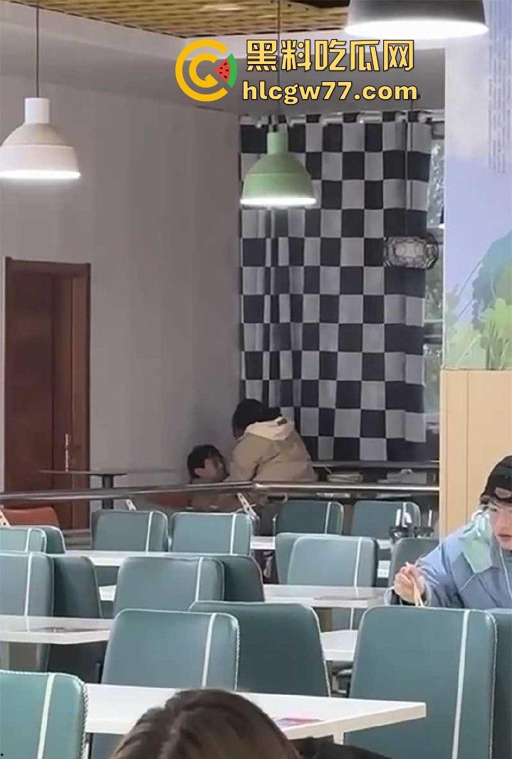 大学生真会玩！情侣在学校食堂沙发上做爱被偷拍 ，现场被人拍下疯传-6