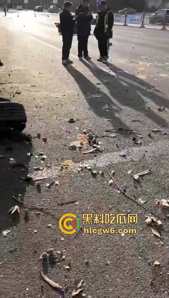 河南灵宝开源大道车管所发生重大车祸事故！保时捷三蹦子狭路相逢，碎片到处是 据说人也碎碎平安了-2