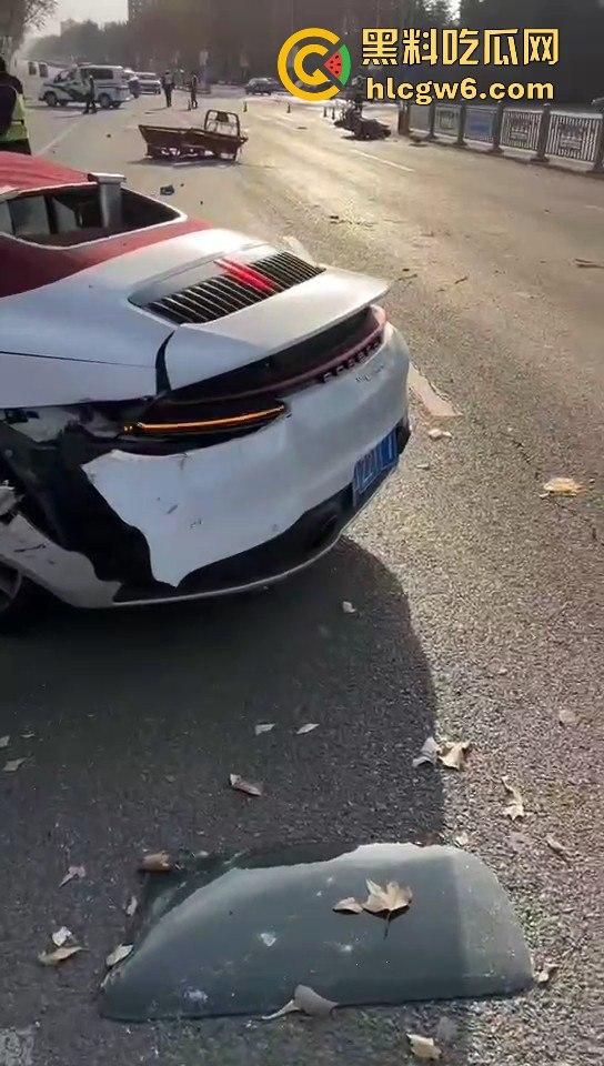 河南灵宝开源大道车管所发生重大车祸事故！保时捷三蹦子狭路相逢，碎片到处是 据说人也碎碎平安了-4