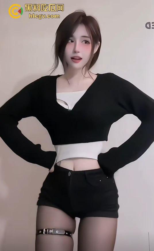 千万网红『听泉赏宝』高价约炮『冷酷的R』，聊天过程被闺蜜曝光吐槽泉哥鸡巴小、爱舔脚惹粉丝笑疯！-18