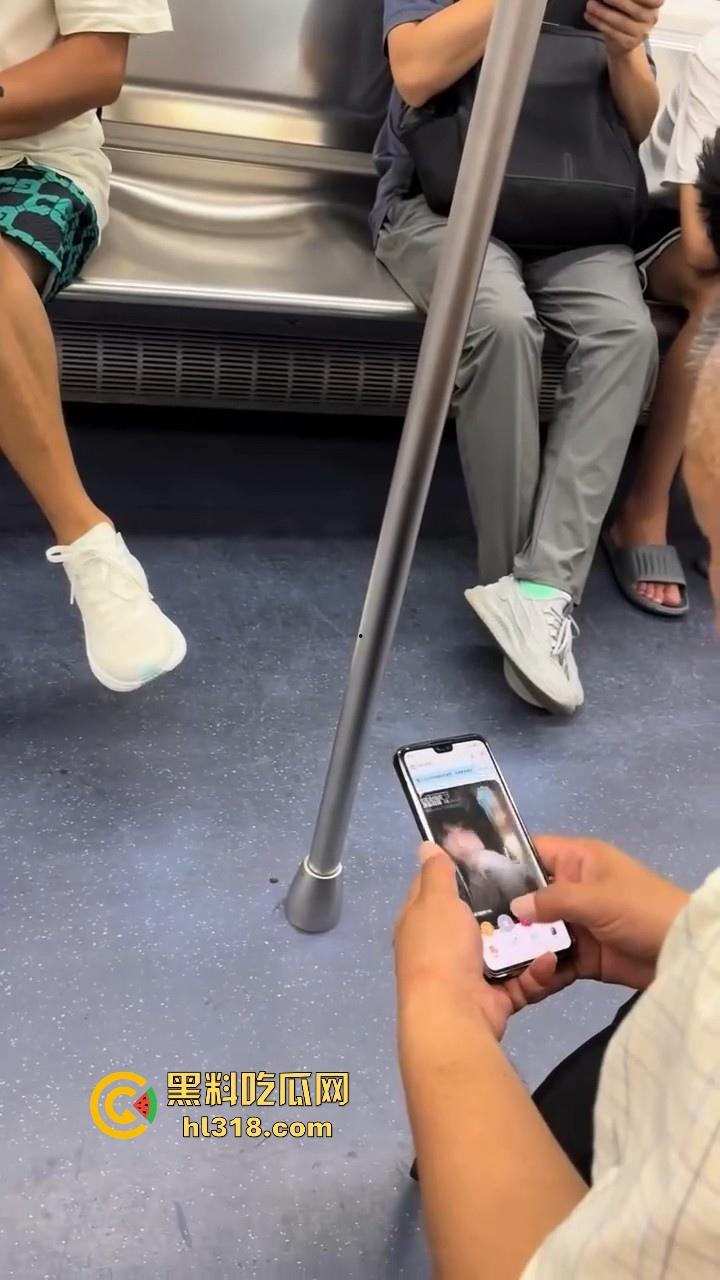 这大爷有点东西啊！年纪一把了都不忘刷探探约炮，你别说一半美女入不了大爷法眼，一看没少约！-1