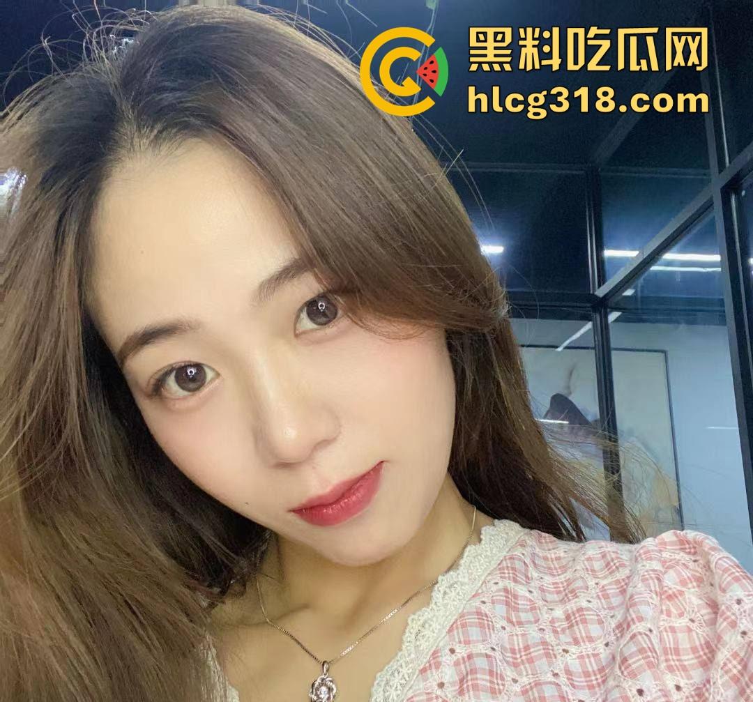 上海大学反差嫩妹【刘佳佳】可爱清纯萝莉，后入暴力抽插无套内射，性爱露脸视频曝光！-1