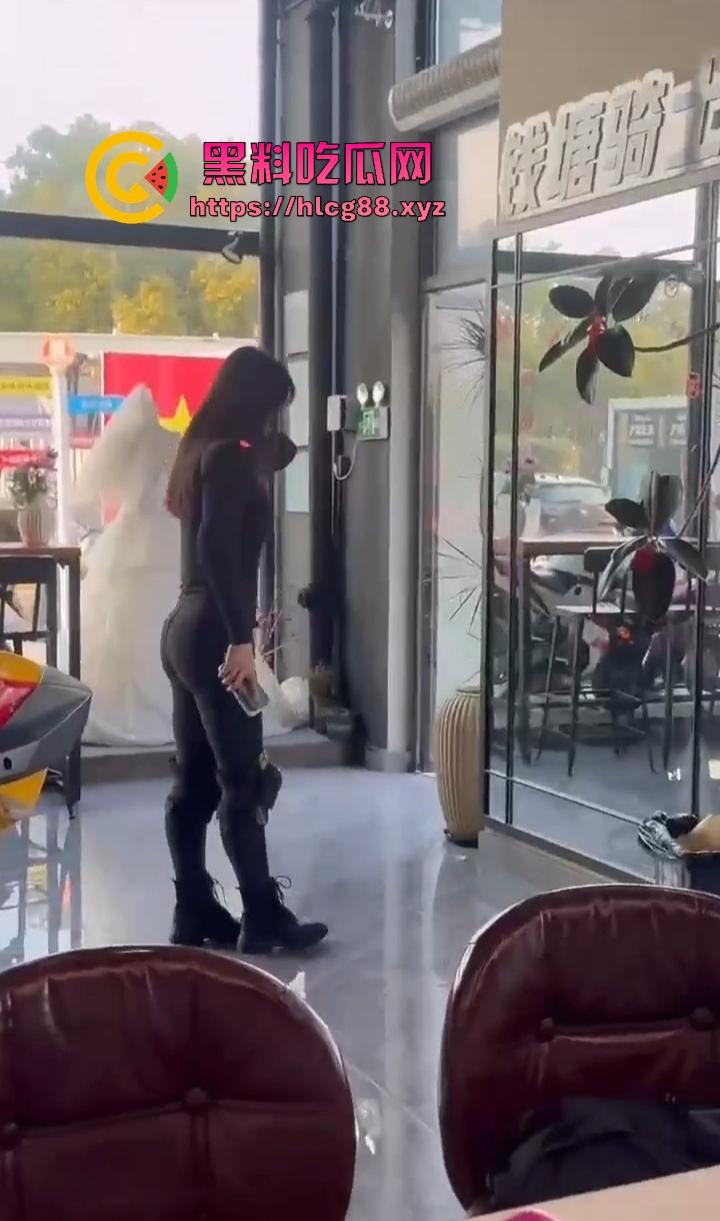 常州奥体又一女骑炸街陨落，10来个精神小伙见了B就跟丧尸一样围追堵截 结果姑娘压弯翻车 直接游戏结束！-4