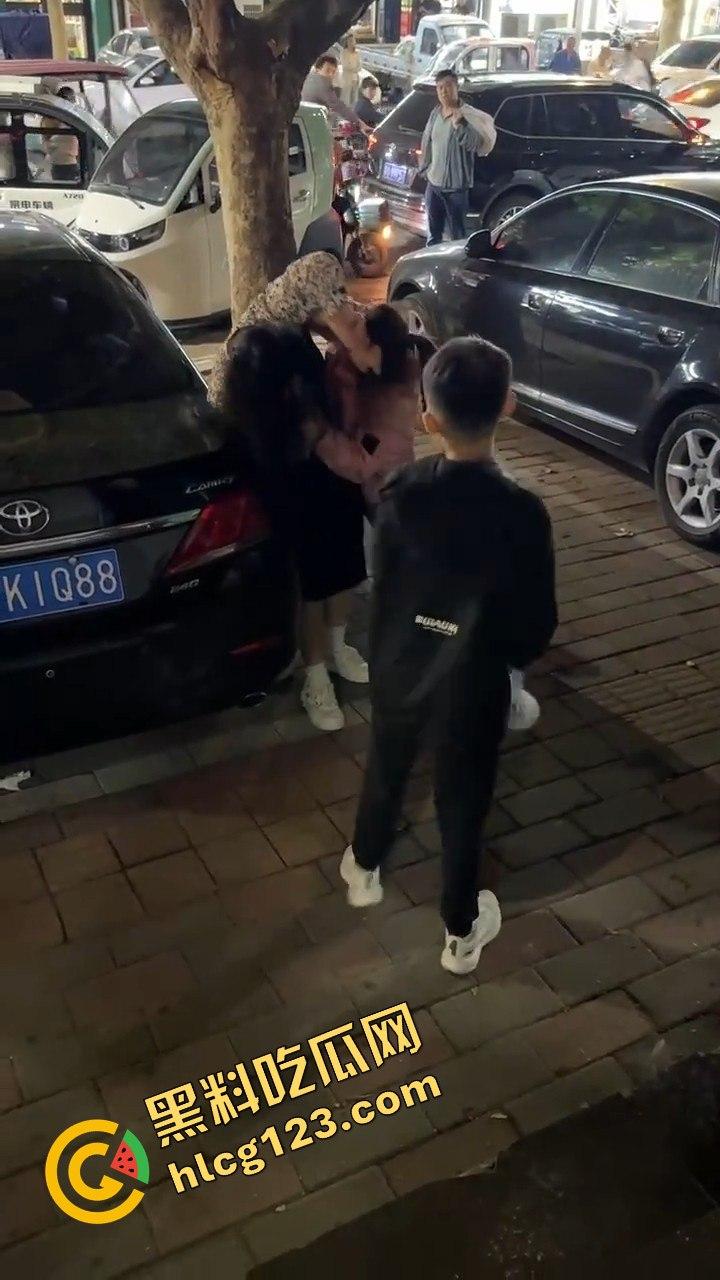 石家庄抓小三！母子联手出击，轮流暴打小三，这儿子没白养！-2