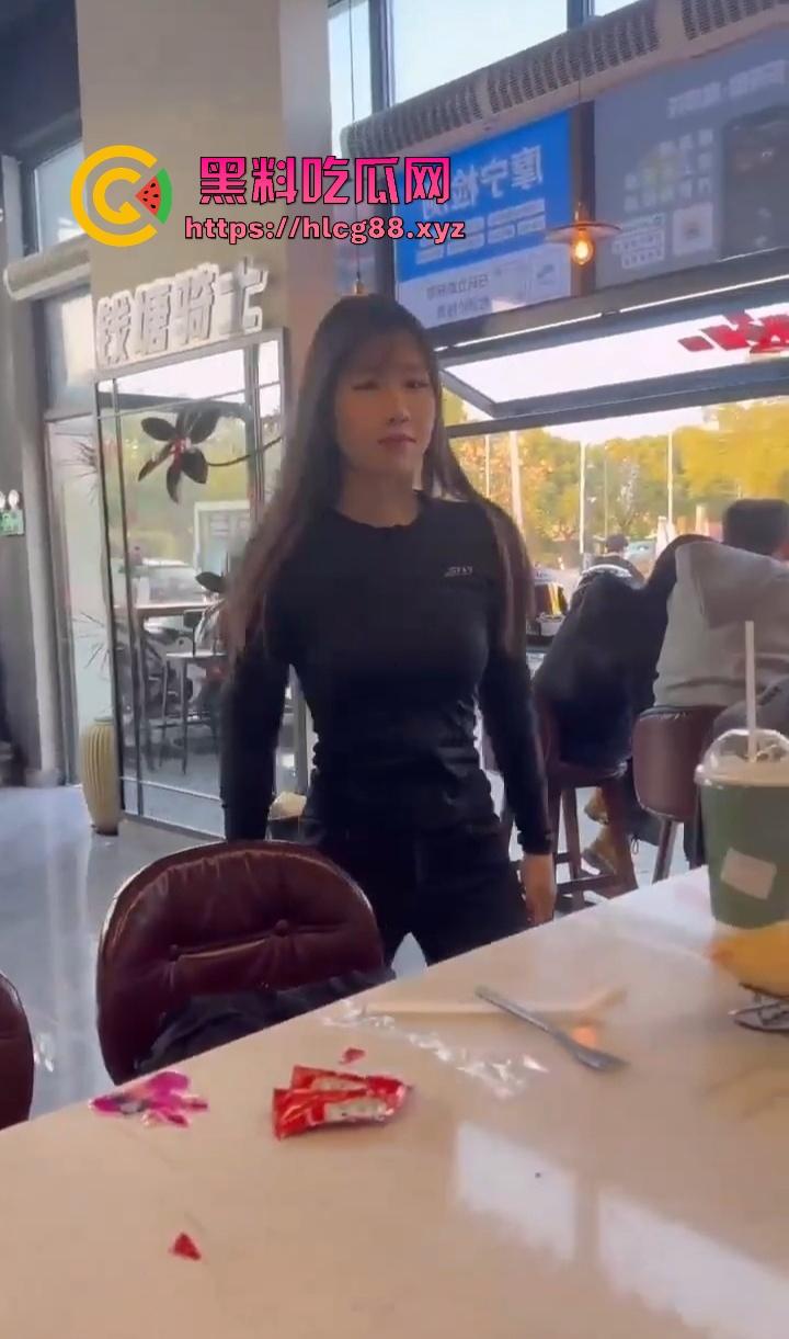 常州奥体又一女骑炸街陨落，10来个精神小伙见了B就跟丧尸一样围追堵截 结果姑娘压弯翻车 直接游戏结束！-7