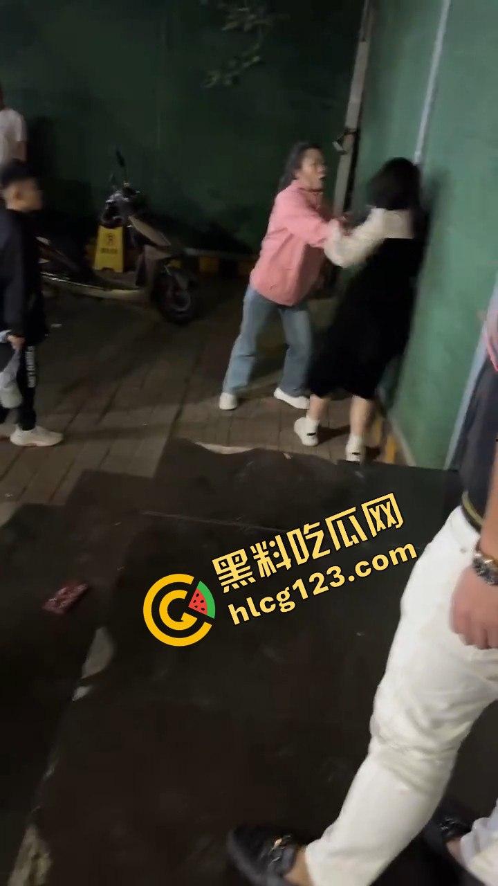 石家庄抓小三！母子联手出击，轮流暴打小三，这儿子没白养！-6