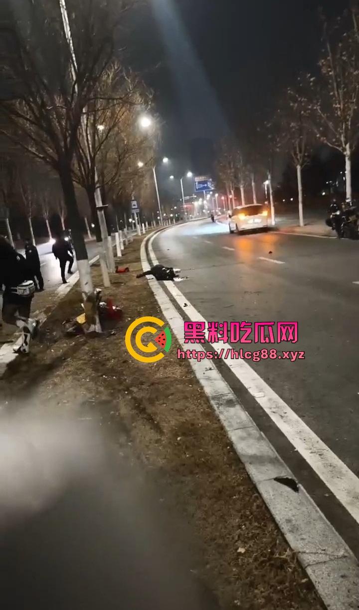 常州奥体又一女骑炸街陨落，10来个精神小伙见了B就跟丧尸一样围追堵截 结果姑娘压弯翻车 直接游戏结束！-10