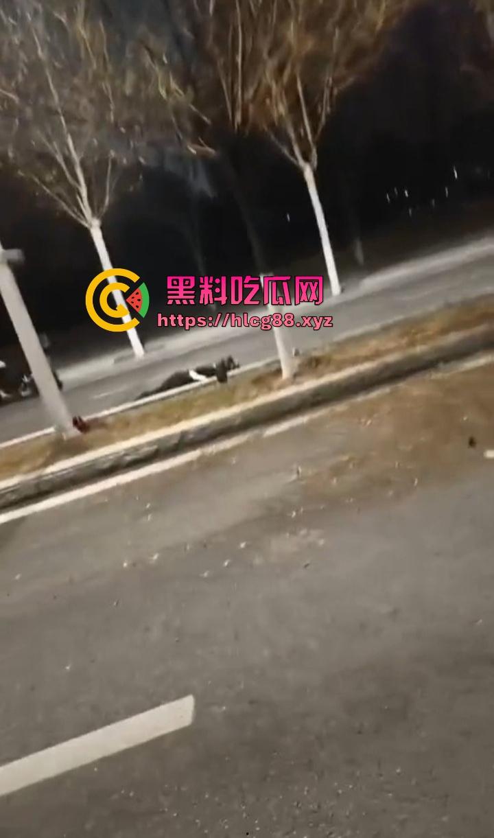 常州奥体又一女骑炸街陨落，10来个精神小伙见了B就跟丧尸一样围追堵截 结果姑娘压弯翻车 直接游戏结束！-13