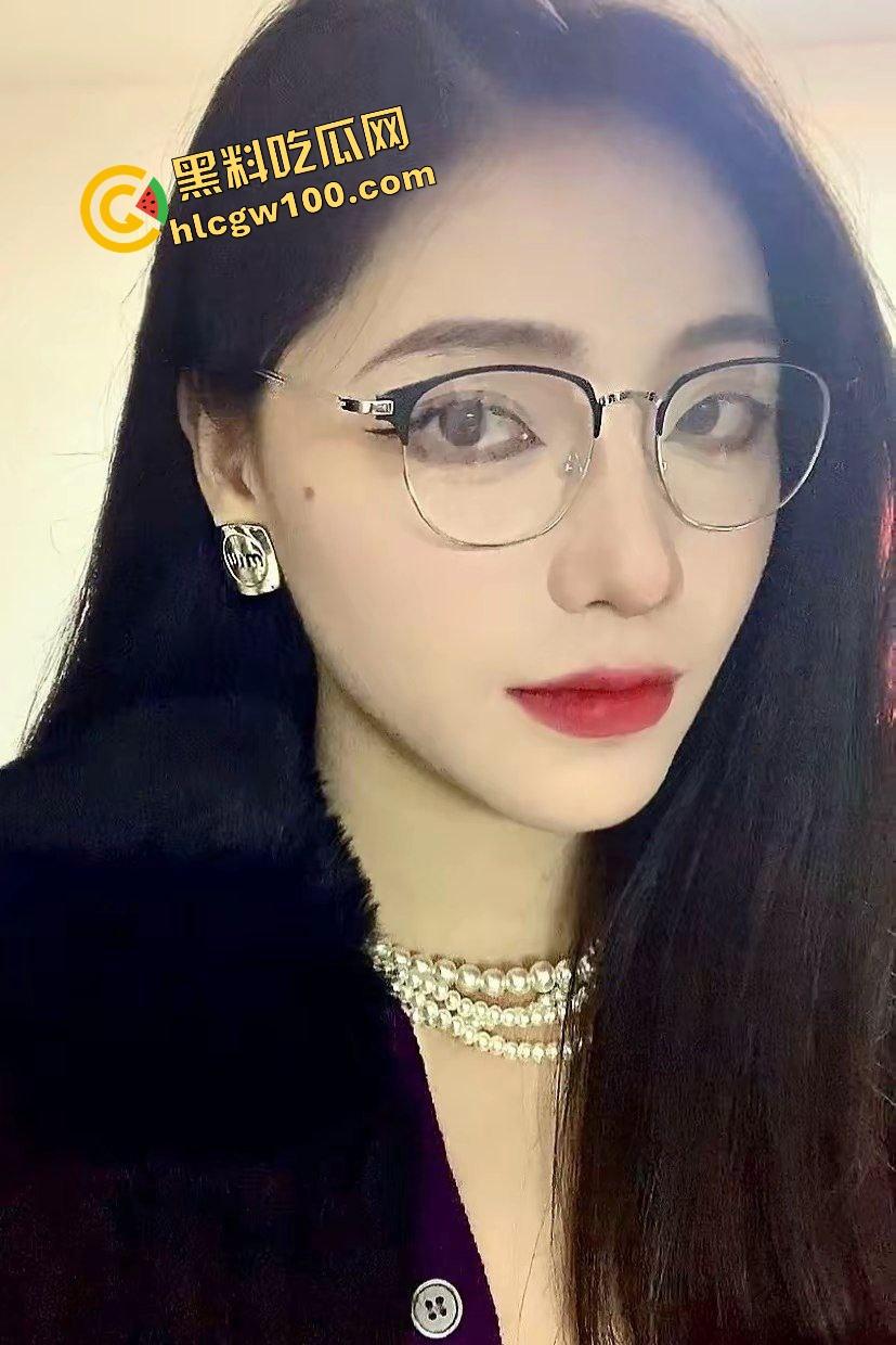 湖北荆门酒店前台小姐【夏妍熙】特殊服务上门约炮大哥，落地镜抱操上位诱惑榨精，独家曝光流出！-1