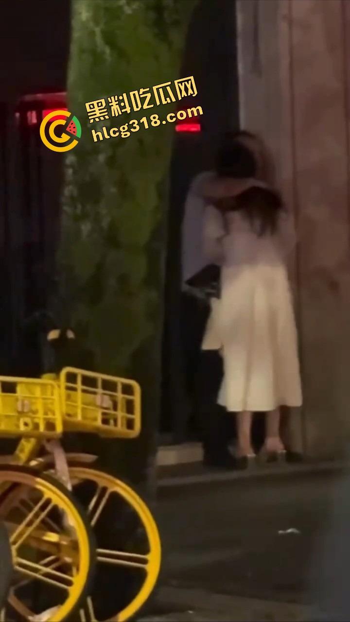 最美不是下雨天，是你在雨中掀开我裙子的那双手！车窗蒙雾，霸道总裁路边抠逼，小情侣偷拍还点评动作细节！-4