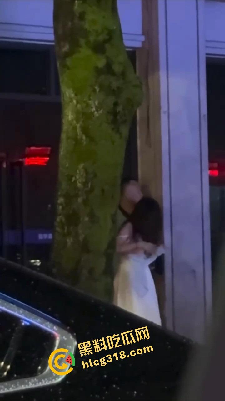 最美不是下雨天，是你在雨中掀开我裙子的那双手！车窗蒙雾，霸道总裁路边抠逼，小情侣偷拍还点评动作细节！-7