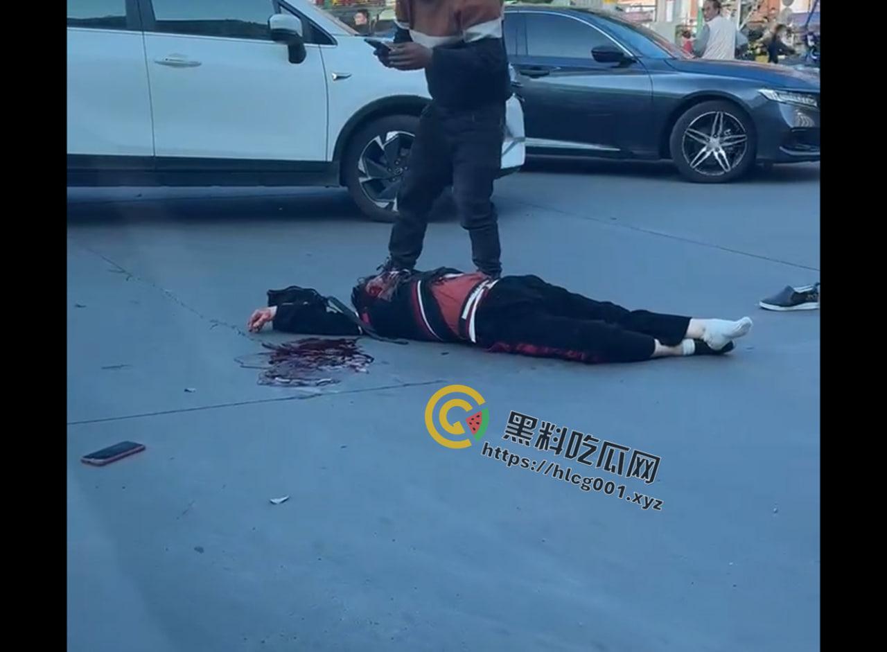 潮州庵埠镇安南路声乐酒店路口被一辆自行车被大货车撞到碾压，监控画面惨不忍睹脑浆爆裂出来 真的是骑车不看路当自己家了-2