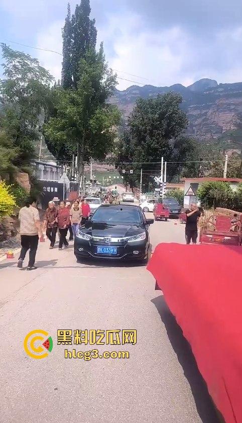 天下之大无奇不有啊！山西晋中抖音【果任儿】婆家人不给见孩子喝农药去世 丧礼办阴婚！-4