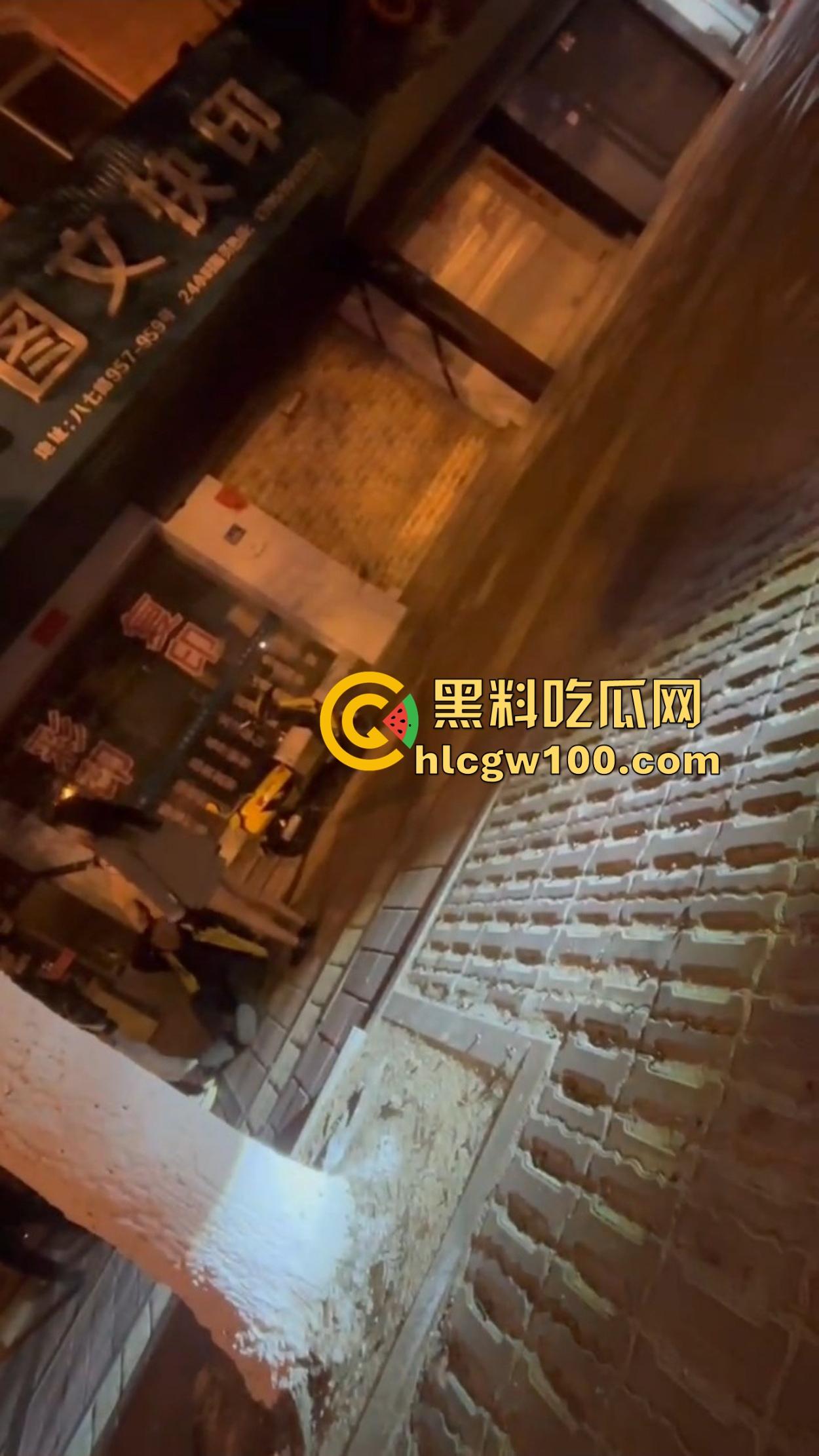 深圳街头大G车主醉汉闹事,嫌代驾收费贵,怒骂拳打不够还拿头盔爆扣,代驾被砸得怀疑人生!-6