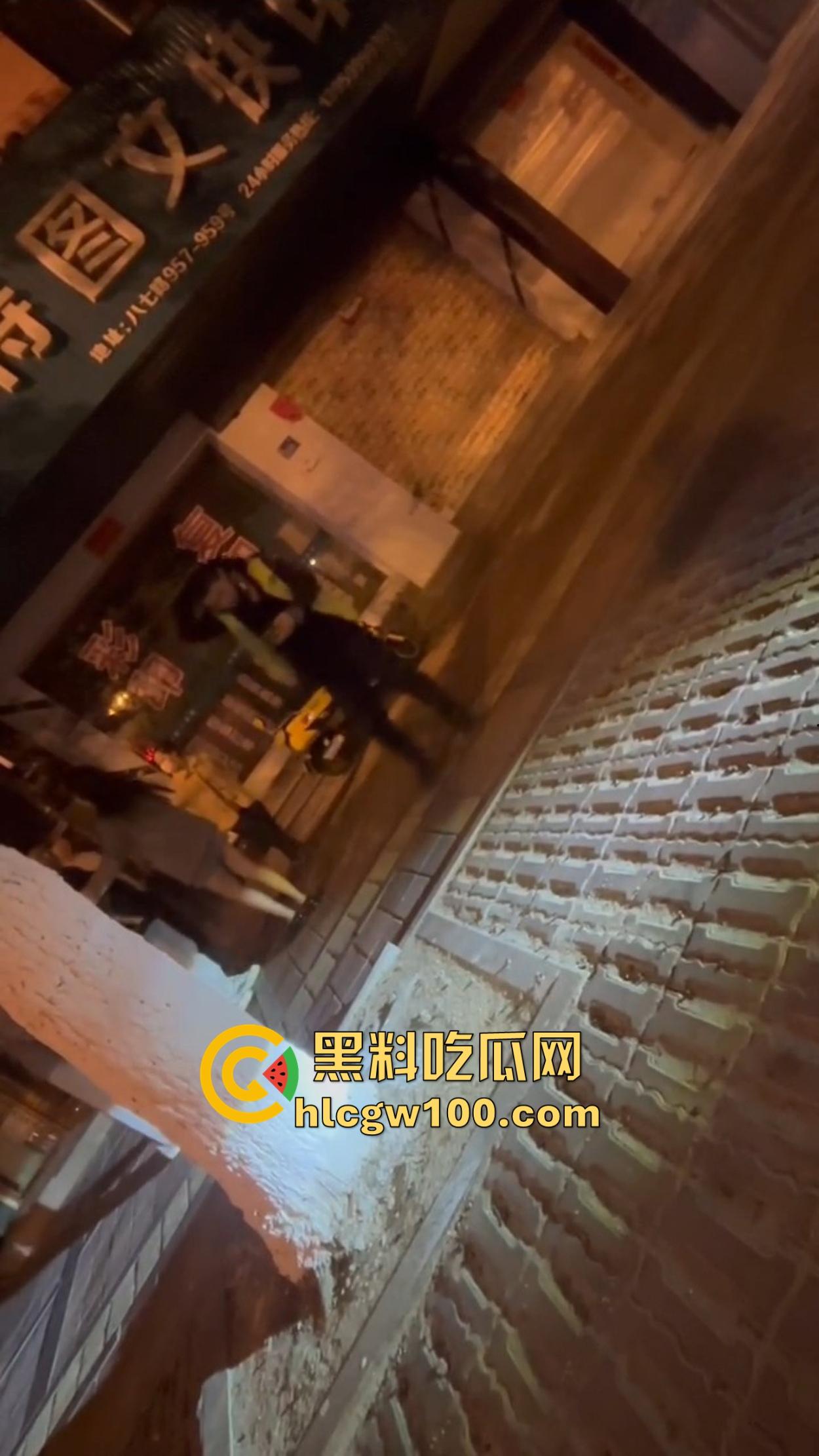 深圳街头大G车主醉汉闹事,嫌代驾收费贵,怒骂拳打不够还拿头盔爆扣,代驾被砸得怀疑人生!-7