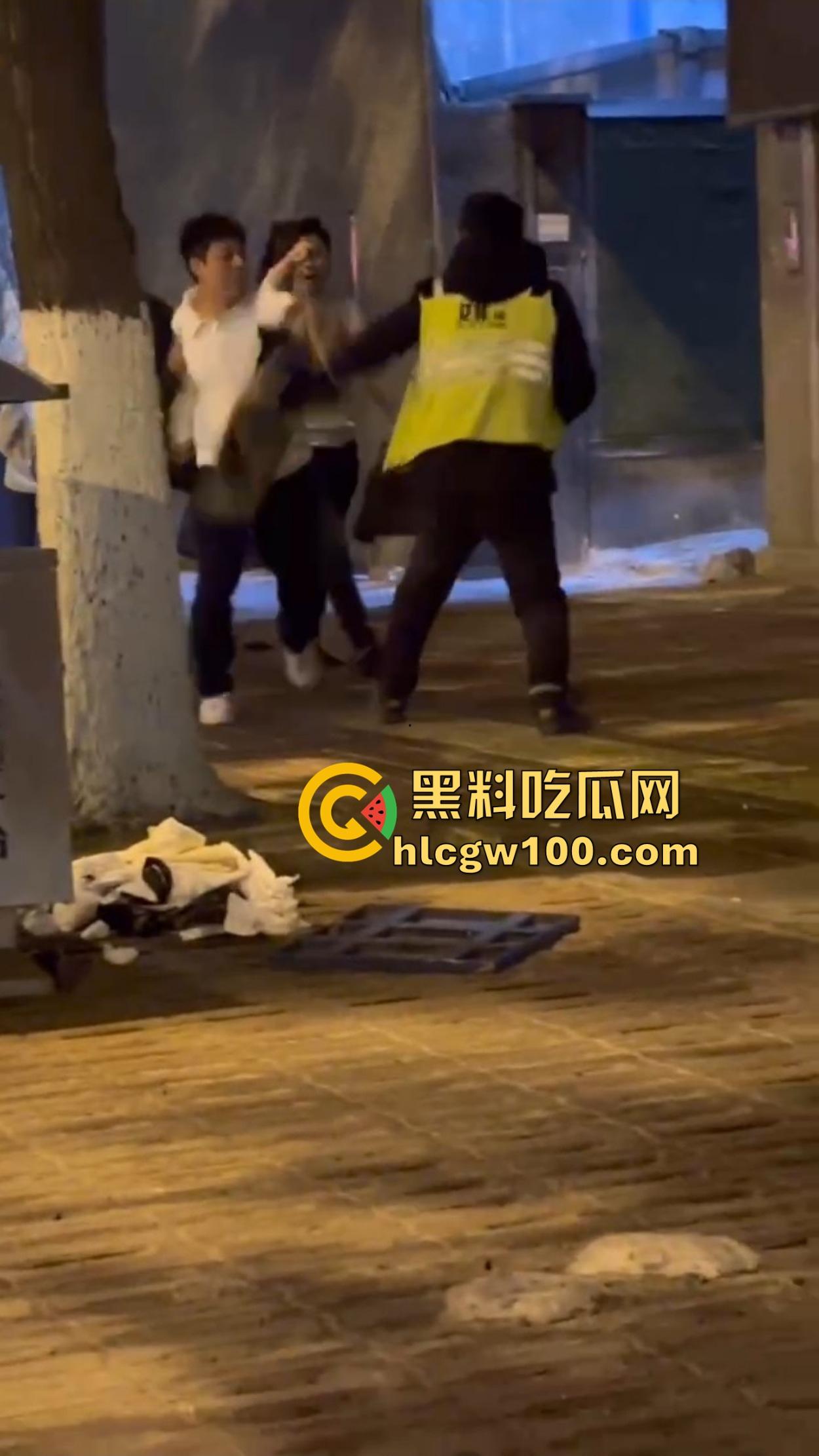 深圳街头大G车主醉汉闹事,嫌代驾收费贵,怒骂拳打不够还拿头盔爆扣,代驾被砸得怀疑人生!-10