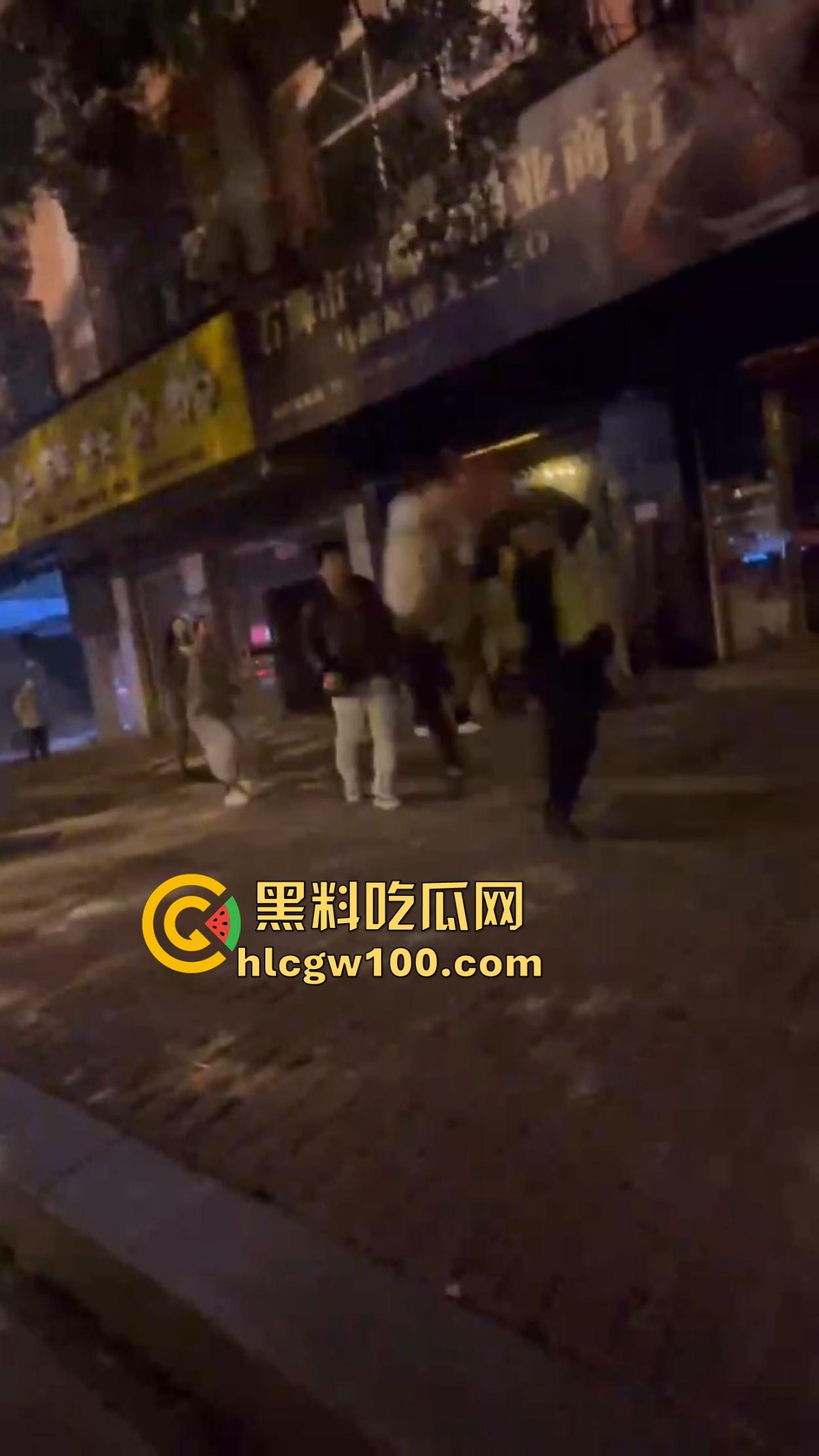 深圳街头大G车主醉汉闹事,嫌代驾收费贵,怒骂拳打不够还拿头盔爆扣,代驾被砸得怀疑人生!-11