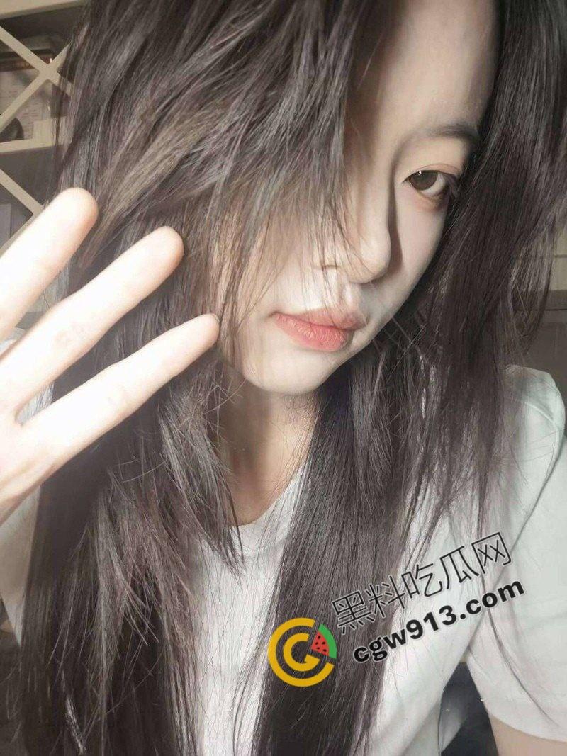 安徽师范美少女的秘密：极致诱惑与色情欲望的交融，吸吮大屌口活一流技术精湛-3