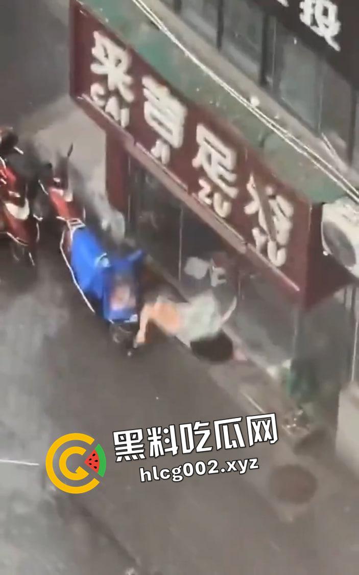 湖北少妇足浴店偷情被捉奸在床 内裤都来不及穿被逼上窗台 从三楼坠落 现场视频流出-1