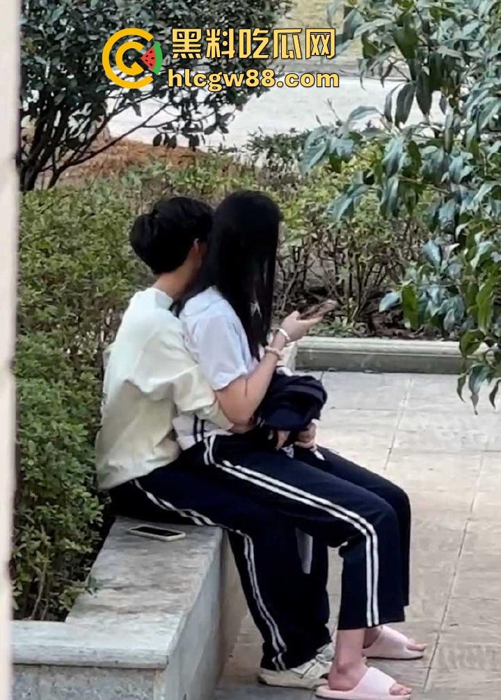 南京第三中学逆天小情侣野外做露水夫妻 无视旁人口交舔奶 被偷拍视频流出！-6