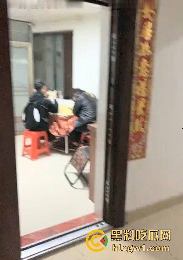 湖南瓜友曝光深夜偷拍淫窝遭老鸨追赶，逃命时撞进快餐妹窝，生死逃亡中还能遇骚妹，湖南深夜真不简单！-2