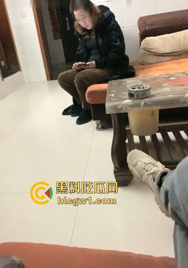 湖南瓜友曝光深夜偷拍淫窝遭老鸨追赶，逃命时撞进快餐妹窝，生死逃亡中还能遇骚妹，湖南深夜真不简单！-4