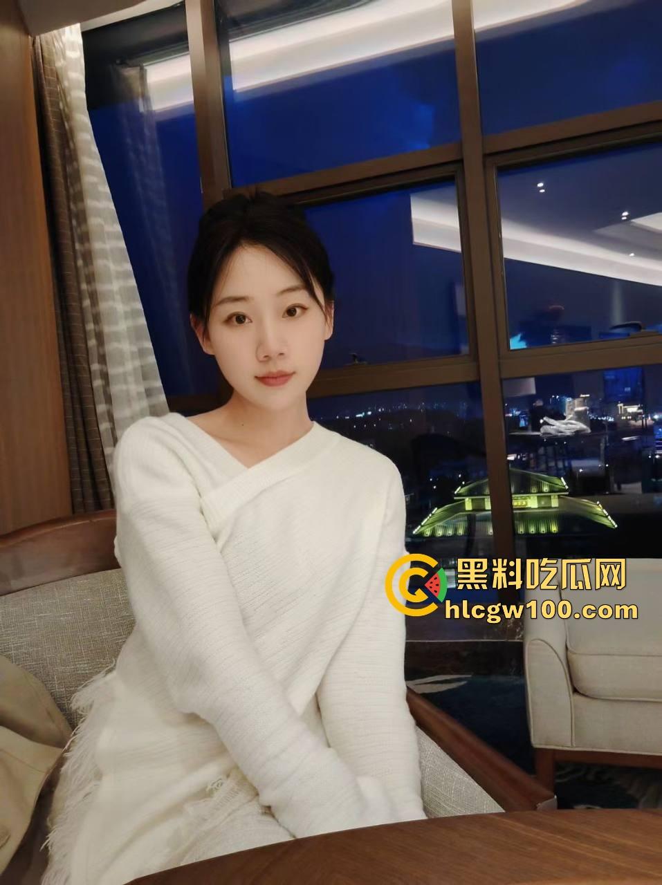 苏州极品气质女神【吴巧婷】被渣男调教成母狗，手拉牵引绳爆操后入内射，还送给兄弟轮流操着玩！-4