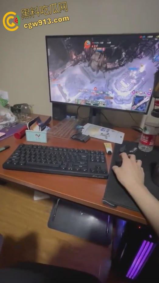 饥渴女友影响我打LOL，跪在地上深喉口交，小骚逼又开始痒了，必须狠狠地调教她，踩着头抽屁股爆操 ！-4