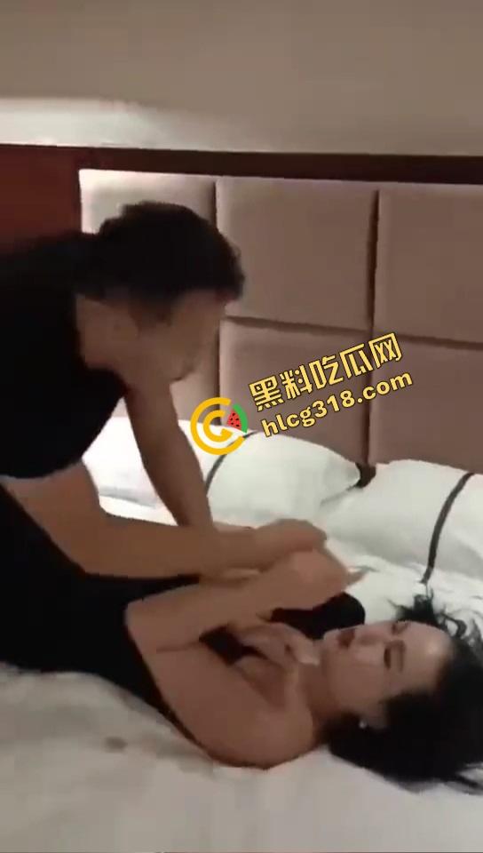 抓奸抓出新花样?郑州男子酒店当场捉奸狂锤情敌,转头却给老婆打屁股调教,你们一家人挺会玩!-2