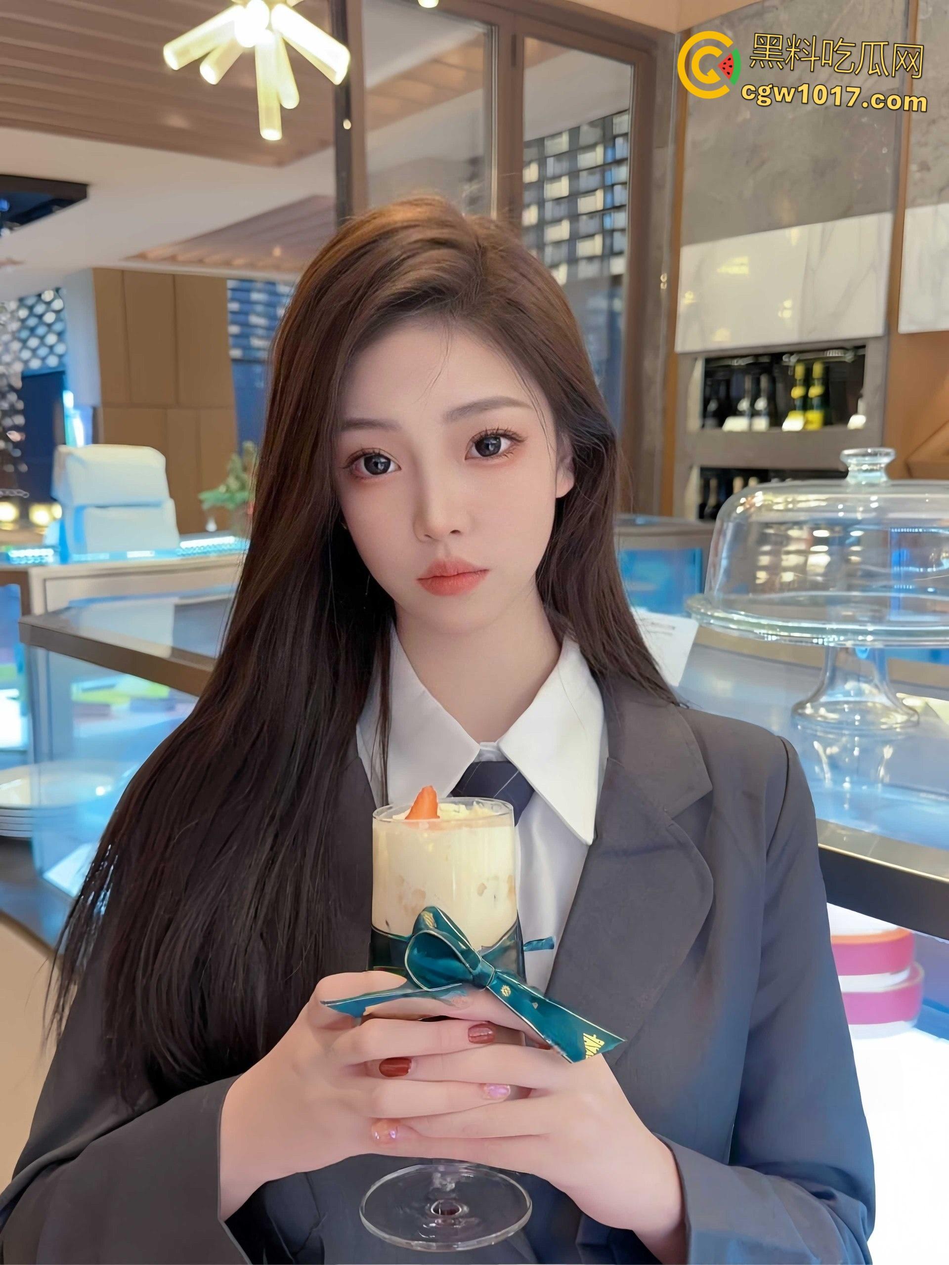 职场高颜值御姐【琳娜】，喜欢自拍裸照给男友欣赏，户外车震被男友无套猛干，蒙眼对镜后入反差至极  ！-1