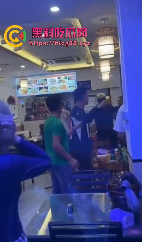 三亚精神小伙被800块一斤的皮皮虾破防，拒付账单 直接从店内打到店外 皮皮虾我都没这么刚！-8