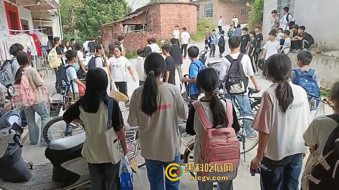 江西赣州某中学学生打群架！围观群众成了吃瓜看戏团场面火爆！-7