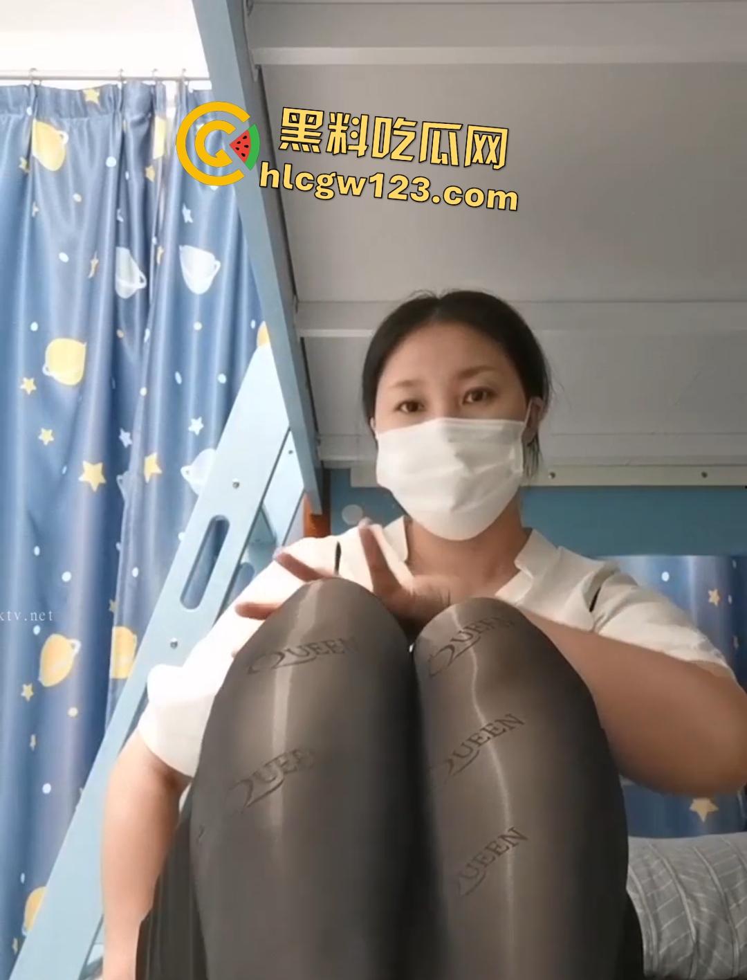 【桃仙小妖精】网红母狗在儿子写作业身后偷偷自慰，废物儿子给机会都没发觉动静！-8