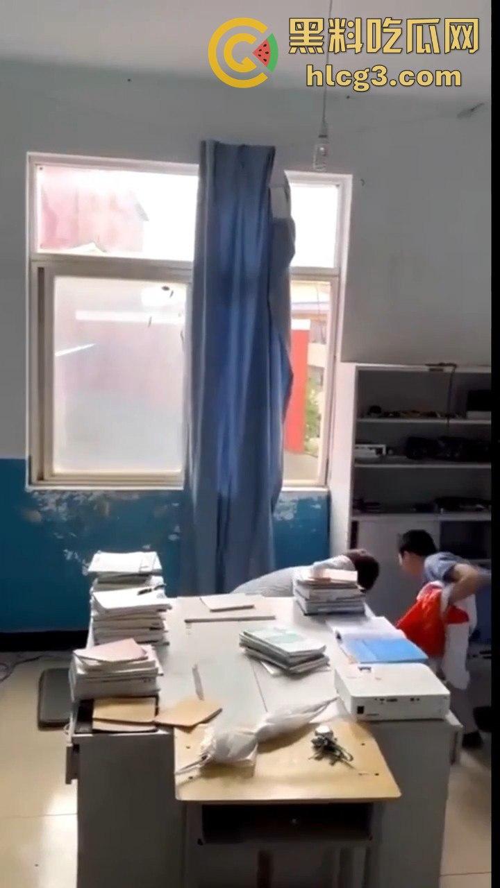 云南昆明某高校信息两学生办公室锁门打炮！窗帘当床单，教导主任敲门瞬间激情场面大曝光！-4